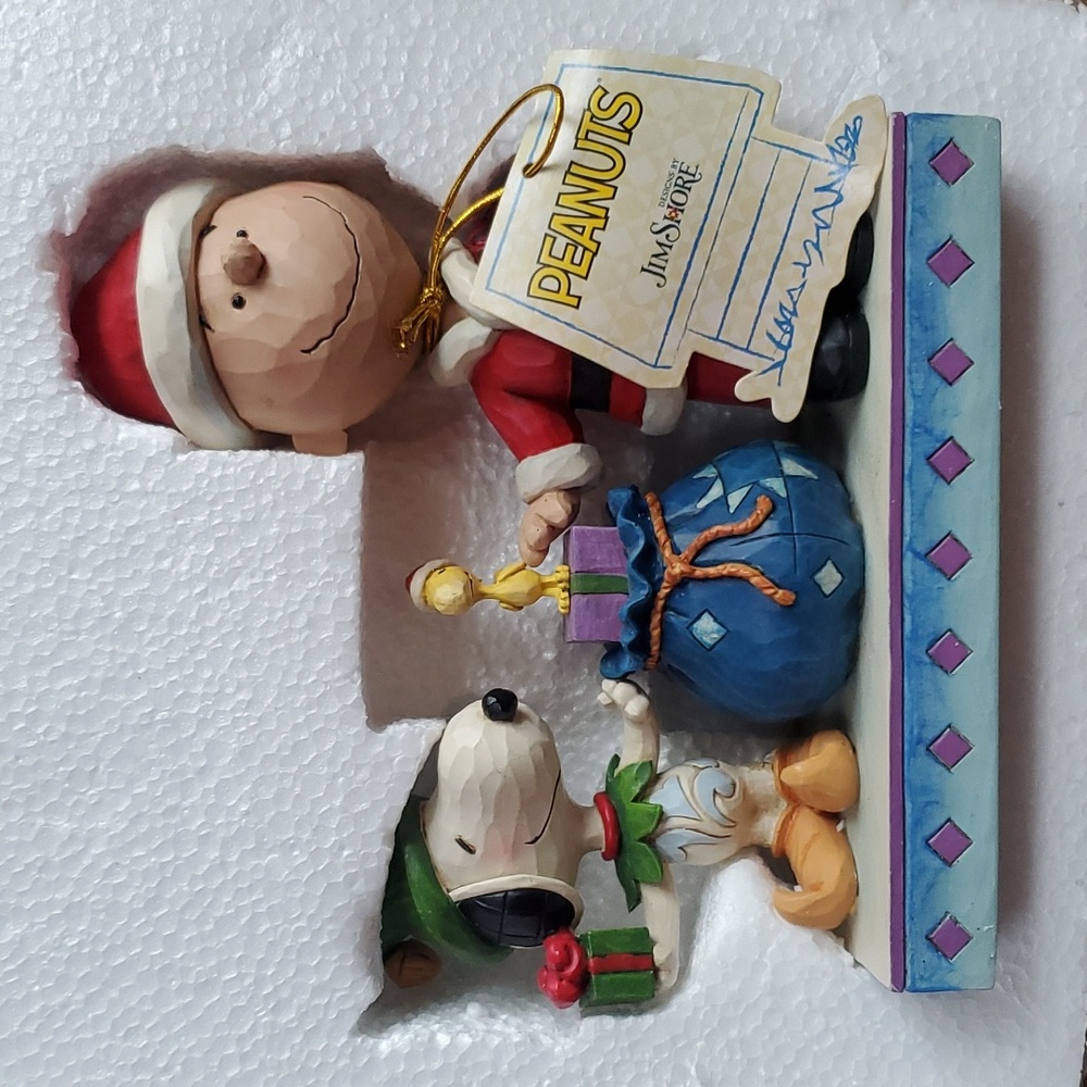 Holiday Helpers Peanuts Fgurine